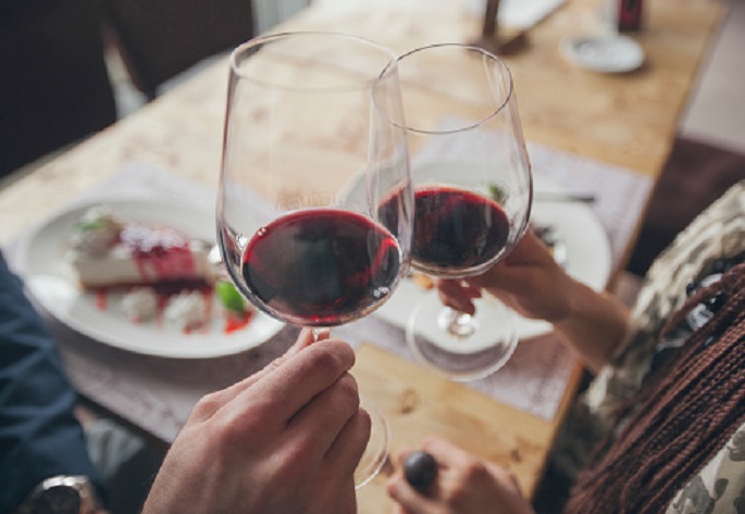 Red wine generally finds a place on the dining table during parties and other forms of celebrations, even on a regular dinnertime.