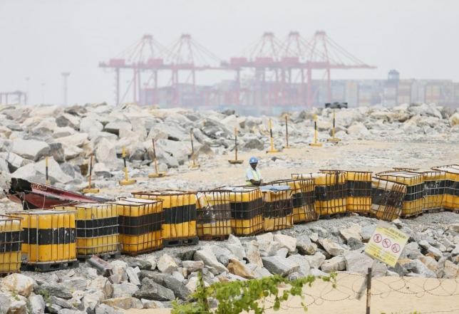 The suspension of work in Colombo Port City may soon be lifted as Premier Li Keqiang told visiting Sri Lankan Prime Minister Ranil Wickremesinghe that he will work for the resumption of the project.