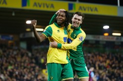 Norwich City striker Dieumerci Mbokani (L) and midfielder Jonny Howson.