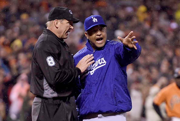  Dodgers manager Dave Roberts argues with home plate umpire Jeff Kellogg in the bottom of the eighth inning against the San Francisco Giants.