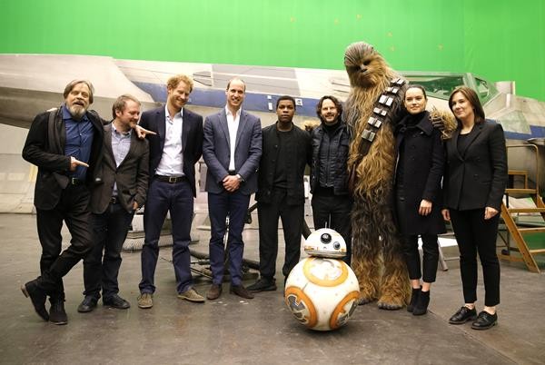The casts of "Star Wars: Episode VIII" received a surprise visit from Prince Harry and Prince William on the set.d