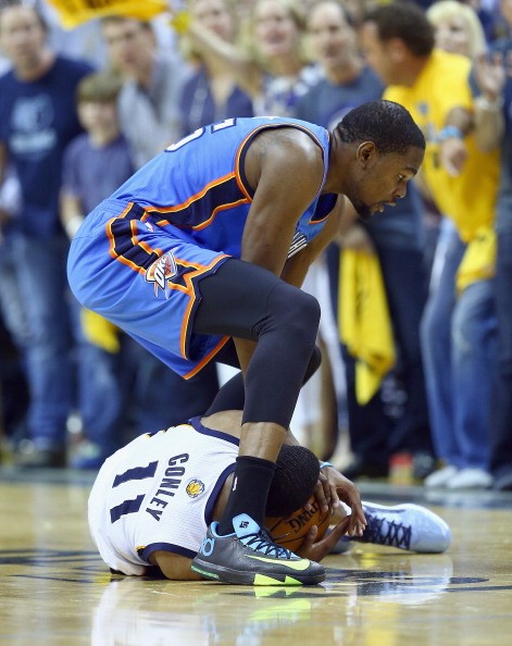 Kevin Durant dives for the lose ball against Mike Conley.