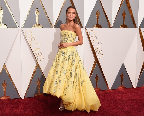 Alicia Vikander poses for a photo on the red carpet at the 2016 Academy Awards.