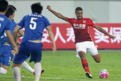 Guangzhou Evergrande forward Alan Carvalho (R).