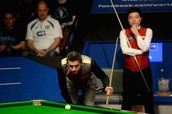 Mark Selby (L) and Ding Junhui in the final of the 2016 World Snooker Championship.