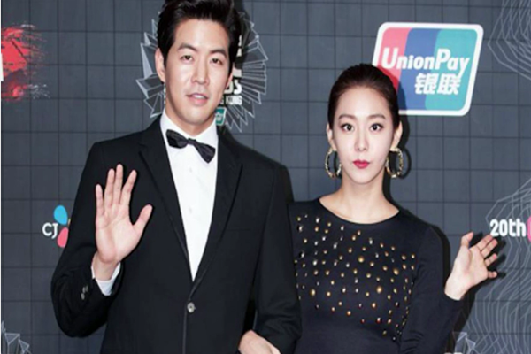 Uee and Lee Sang Yoon arrives at the 2015 MAMA Awards red carpet.